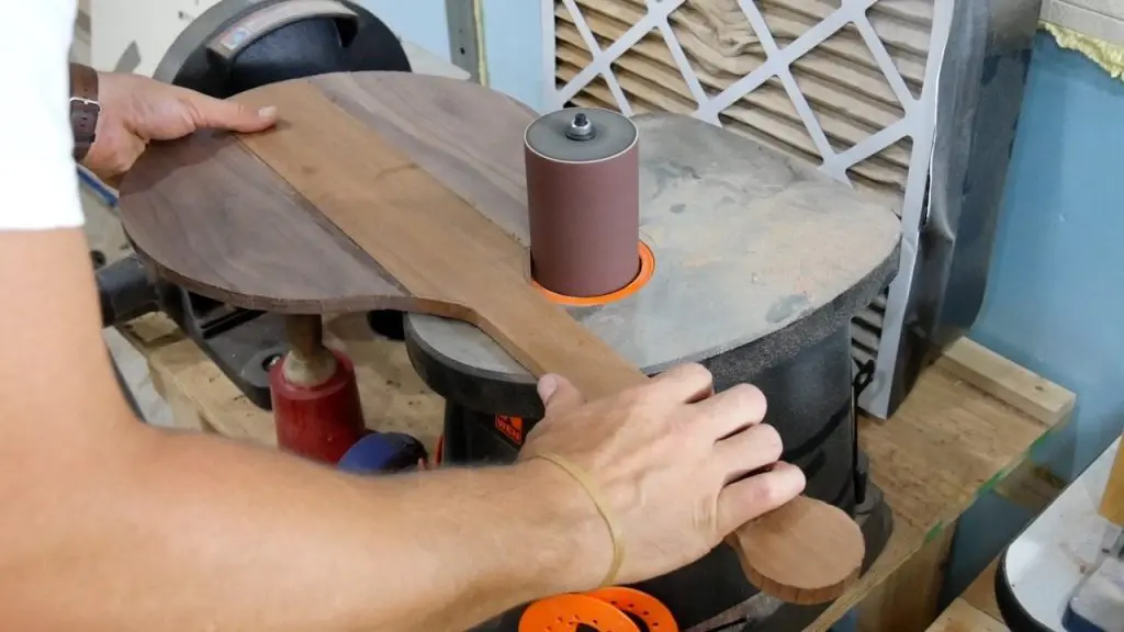 DIY Pizza Peel - 12 - spindle sanding