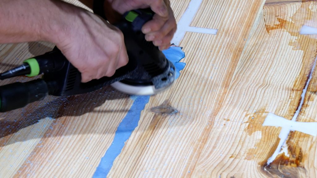 how to make a rustic table with epoxy resin - sanding
