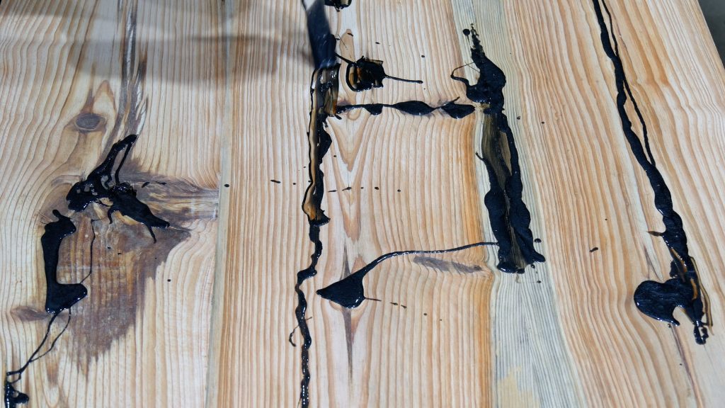 how to make a rustic table with epoxy resin - fill knots
