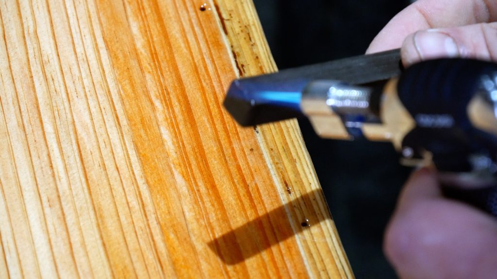 how to make a rustic table with epoxy resin - burn in stick torch