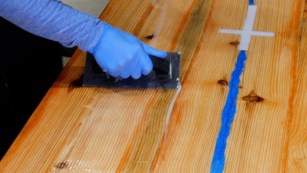 how to make a rustic table with epoxy resin - flood coat trowel 1/8