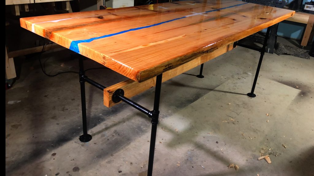 how to make a rustic table with epoxy resin - final picture