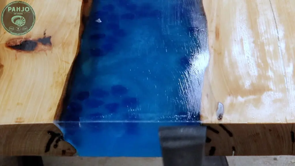 apply varnish to epoxy wood table